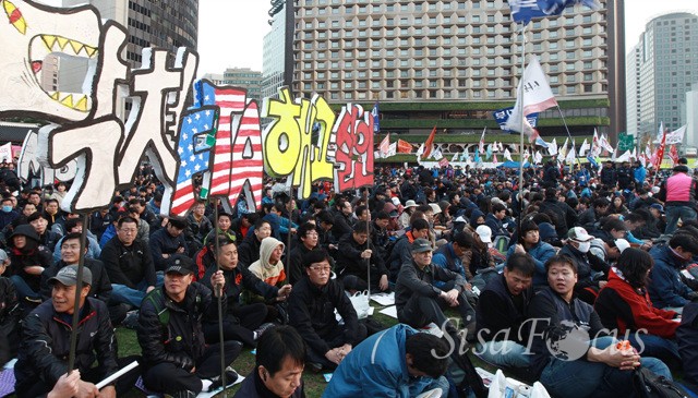 13일 오후 2011년 전국 노동자대회가 서울광장에서  많은 노동자들과 민주인사들이 모인 가운데 열리고 있다. ⓒ시사포커스 원명국기자