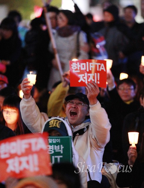 한미FTA강행 처리가 임박한 가운데 19일 저녁 서울광장에서 한미FTA강행처리 반대 촛불 문화제가 약 2,000여명의 시민이 참석한 가운데 열리고 있다.ⓒ시사포커스 원명국기자