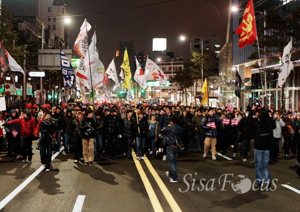 10일 저녁 서울 중구 청계광장에서 야5당 합동연설회및 '한미FTA 비준 무효 범국민대회'를 마친 참가자들이 서울 중구 명동인근 도로에서 행진을 하고 있다.ⓒ시사포커스 원명국기자