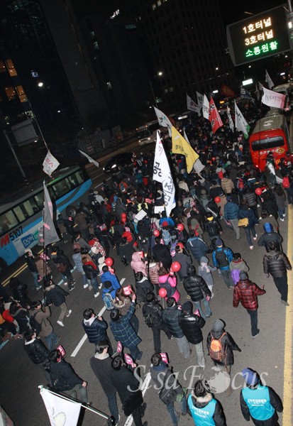 10일 저녁 서울 중구 청계광장에서 야5당 합동연설회및 '한미FTA 비준 무효 범국민대회'를 마친 참가자들이 서울 중구 명동인근 도로에서 행진을 하고 있다.ⓒ시사포커스 원명국기자