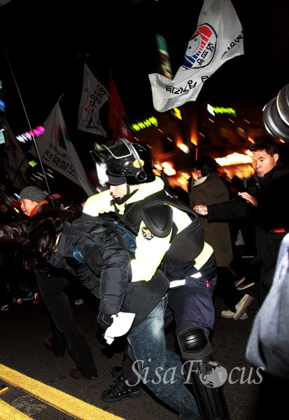 10일 저녁 서울 중구 청계광장에서 야5당 합동연설회및 '한미FTA 비준 무효 범국민대회'를 마친 참가자들이 서울 중구 명동인근 도로에서 행진을 하던 참가자들이 경찰에 연행되고 있다.ⓒ시사포커스 원명국기자