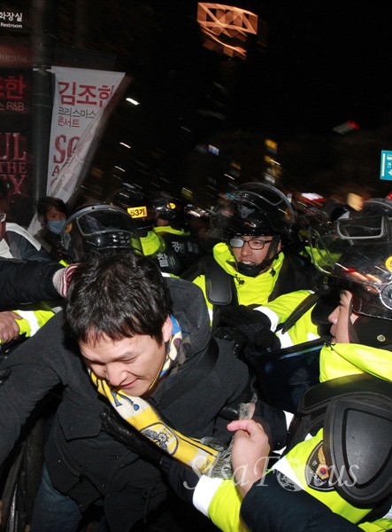 10일 저녁 서울 중구 청계광장에서 야5당 합동연설회및 '한미FTA 비준 무효 범국민대회'를 마친 참가자들이 서울 중구 명동인근 도로에서 행진을 하던 참가자들이 경찰에 연행되고 있다.ⓒ시사포커스 원명국기자