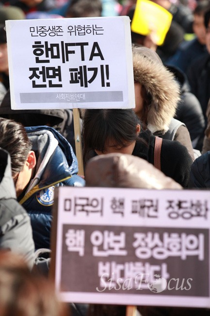핵안보정상회의 개최를 하루 앞둔 25일 오후 시민단체들로 구성된 '핵안보정상회의 대항행동'은 서울역 광장에서 핵안보정상회의에 반대하는 집회를 열고 있다.ⓒ시사포커스 원명국기자