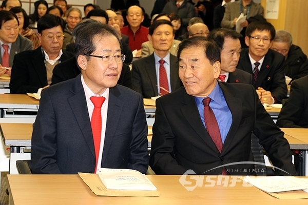[시사포커스 / 오훈 기자] 이재오 전 늘푸른한국당 대표가 4만여명의 당원들과 함께 자유한국당에 입당했다.