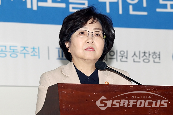 [시사포커스 오훈 기자] 김은경 환경부 장관이 12일 열린 '전기차 폐배터리 자원순환성 제고를 위한 토론회'에서 축사를 하고 있다.