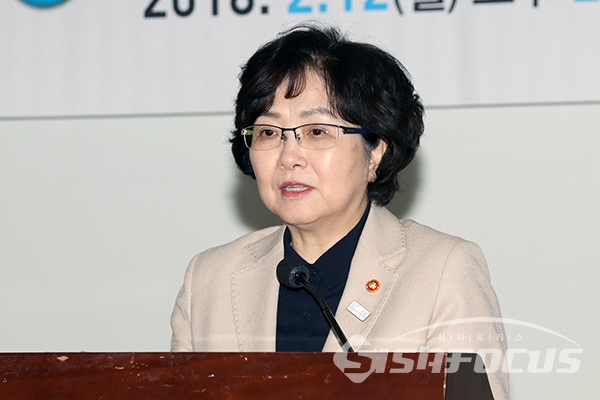 [시사포커스 오훈 기자] 김은경 환경부 장관이 12일 열린 '전기차 폐배터리 자원순환성 제고를 위한 토론회'에서 축사를 하고 있다.