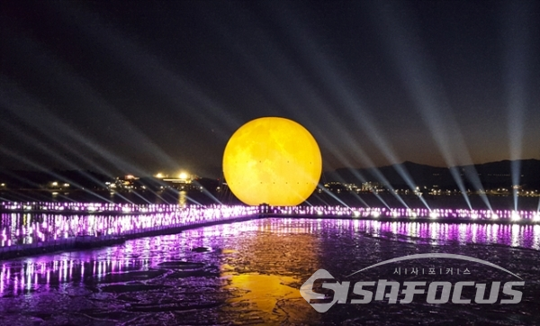 경포호수에서 펼쳐지는 라이트아트쇼 “달빛호수” 장면. 사진/강종민 기자