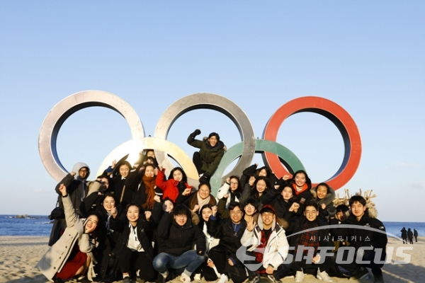 경포해변에 설치된 오륜마크에서 동계올림픽 성공을 외치는 젊은이들. 사진/강종민 기자