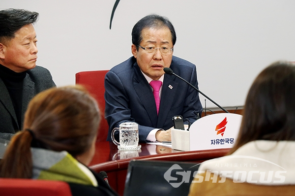 [시사포커스 오훈 기자] 홍준표 자유한국당 대표가 14일 오후 서울 여의도 자유한국당 당사에서 열린 기자회견에서 모두발언을 하고 있다.
