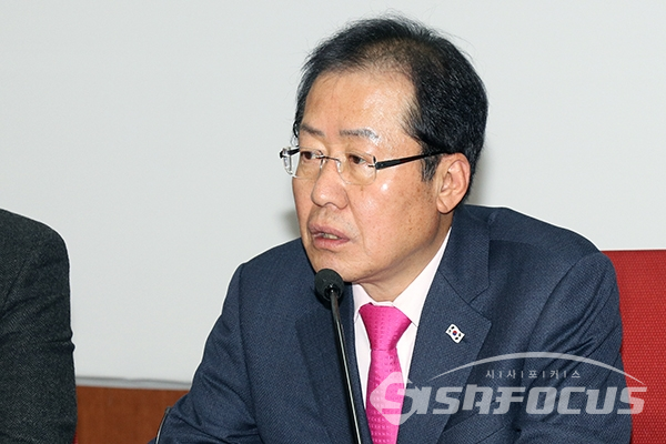 [시사포커스 오훈 기자] 홍준표 자유한국당 대표가 14일 오후 서울 여의도 자유한국당 당사에서 열린 기자회견에서 모두발언을 하고 있다.