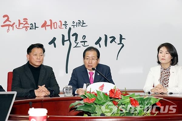 [시사포커스 오훈 기자] 홍준표 자유한국당 대표가 14일 오후 서울 여의도 자유한국당 당사에서 열린 기자간담회에서 모두발언을 하고 있다.