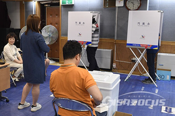 작년 대통령 선거에서 한 젊은 시민이 투표를 하고 있다.[사진 / 시사포커스 DB]