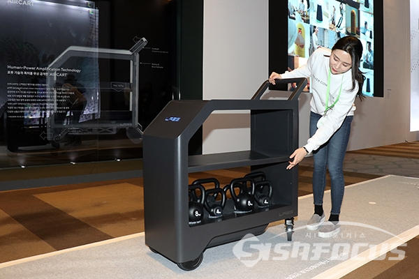 [시사포커스 오훈 기자] 21일 오후 서울 강남구 그랜드 인터컨티넨탈 호텔 그랜드볼룸에서 열린 '네이버 커넥트 2018'에서 네이버 랩스가 개발한 에어카트를 공개하고 있다.