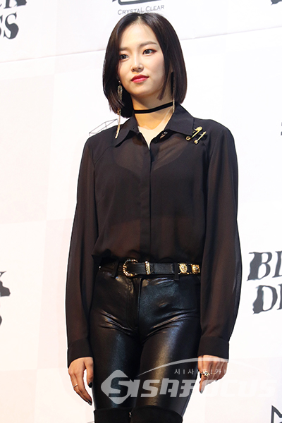 [시사포커스 / 오훈 기자] 걸그룹 씨엘씨의 장예은이 22일 오후 서울 용산구 블루스퀘어 아이마켓홀에서 열린 일곱 번째 미니앨범 '블랙 드레스(BLACK DRESS)' 발매 쇼케이스에서 포토타임을 갖고 있다.