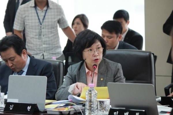 김현 민주당 대변인은 8일 브리핑에서 “홍준표 대표가 MBN 기자와 박진성 보도국장에 대해 5억 원의 손해배상 청구소송을 제기했다고 한다”면서 “‘가지가지 한다’는 말은 이럴 때 쓰는 표현일 것”이라고 꼬집었다. ⓒ김현 대변인