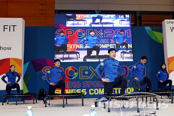 [시사포커스 오훈 기자] 24일 오후 서울 삼성동 코엑스에서 열린 '2018 서울국제스포츠레저산업전(SPOEX2018)'에서 참가업체들이 신제품을 시연하고 있다.