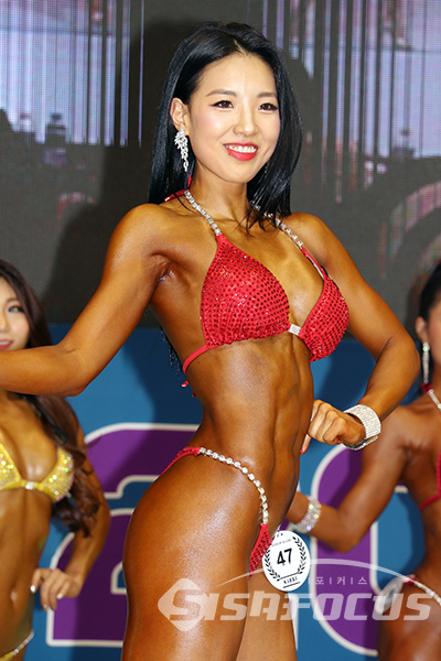 [시사포커스 오훈 기자] 24일 오후 서울 삼성동 코엑스에서 열린 나바코리아 2018 SPOEX WFF ASIA CLASSIC 대회에서 Miss Bikini Model 그랑프리 차지한 정민지 선수가 멋진 포즈를 취하고 있다.