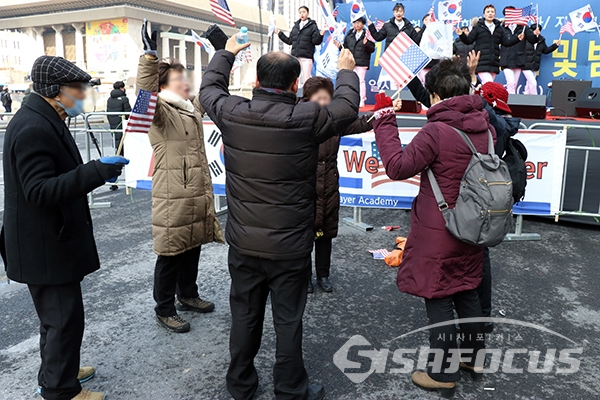 [시사포커스 오훈 기자] 삼일절인 1일 오전 서울 도심에서 보수 단체와 보수 기독 단체들이 주도하는 대규모 태극기 집회가 열렸다.