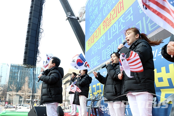 [시사포커스 오훈 기자] 삼일절인 1일 오전 서울 도심에서 보수 단체와 보수 기독 단체들이 주도하는 대규모 태극기 집회가 열렸다.