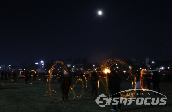 깡통 돌리기(쥐불놀이) 행사를 즐기는 시민들. 사진/강종민 기자