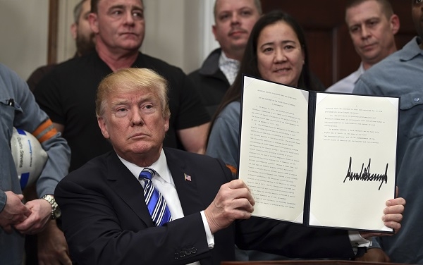 미국 도널드 트럼프 대통령이 8일(현지시각) 수입 철강 제품에 고율의 관세를 부과하는 명령에 서명했다.  [워싱턴=AP/뉴시스]