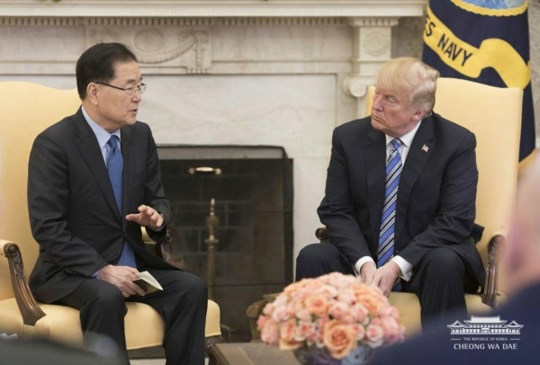 트럼프 대통령은 문재인 대통령 특사단의 브리핑에 감사를 표시하고, 항구적인 비핵화 달성을 위해 김정은 위원장과 금년 5월까지 만날 것이라고 했다. ⓒ청와대