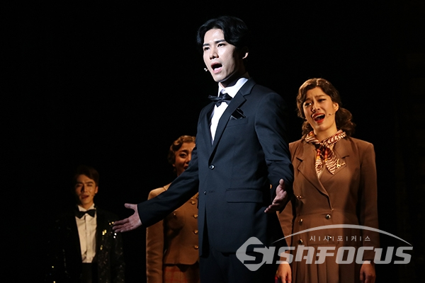 [시사포커스 오훈 기자] 배우 정동화가 13일 열린 뮤지컬 '존 도우'의 프레스콜에서 주요 넘버를 시연하고 있다.