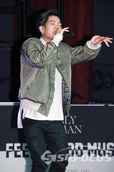 [시사포커스 / 오훈 기자] 래퍼 주노플로가 13일 오후 서울 마포구 홍대 무브홀에서 열린 첫 번째 미니앨범 '온리 휴먼(Only Human)' 발매 쇼케이스에서 신곡 무대를 선보이고 있다.