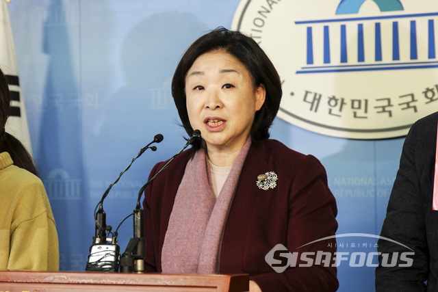 심상정 전 대표는 25일 보도자료를 내고 “최근 서울시 선거구획정위원회에서 2인 선거구로 잘게 쪼개져있는 다수의 선거구를 4인 선거구로 다시 합치는 선거구 획정안을 제시한 바 있다”고 밝혔다. 사진 / 유유상 기자
