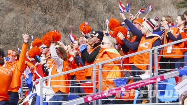 스노보드경기장에서 자국선수를 응원하는 네덜란드 응원단. 사진/강종민 기자