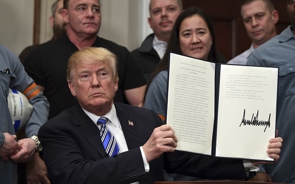 미국 도널드 트럼프 대통령이 지난 8일(현지시각) 수입 철강 제품에 고율의 관세를 부과하는 명령에 서명한 모습. [워싱턴=AP/뉴시스]