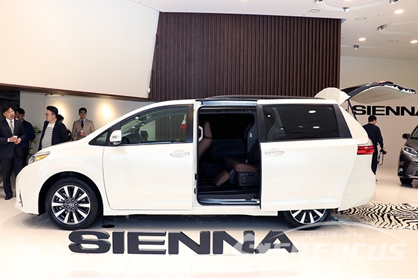 [시사포커스 오훈 기자] 토요타 코리아가 19일 오전 서울 강남구 토요타 강남전시장에서 프리미엄 미니밴 '뉴 시에나(New Sienna)'를 선보이는 미디어 포토세션을 열었다.