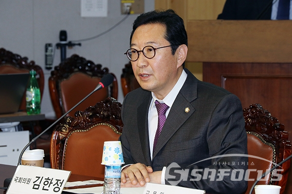 [시사포커스 오훈 기자] 23일 열린 '불법도박·사행성게임 퇴치 방안 마련을 위한 토론회'에서 김한정 의원이 축사를 하고 있다.