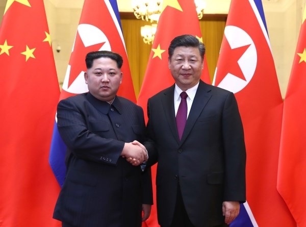 김정은 북한 노동당 위원장이 시진핑 중국 국가주석과 북중 정상회담을 위해 베이징에서 만나 사진촬영을 하고 있다. ⓒ뉴시스