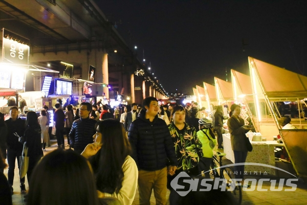 밤도깨비 야시장을 구경하며 즐기는 시민들 모습. 사진/강종민 기자