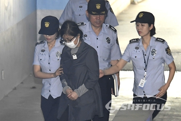 박근혜 전 대통령과 국정농단 범죄를 공모한 혐의로 1심에서 징역 20년을 선고 받은 최순실의 항소심 재판이 본격적으로 시작됐다 / ⓒ시사포커스DB