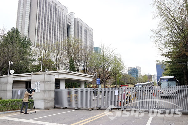 [시사포커스 / 오훈 기자] 박근혜 전 대통령의 1심 선고를 앞둔 6일 오전 서울중앙지법 인근에는 경찰 버스와 의경들이 대기하고 있다.