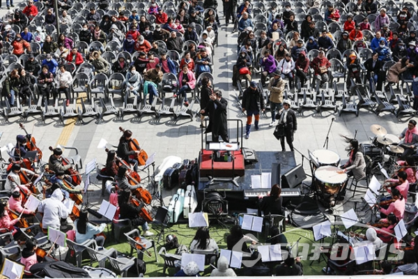 ▲금천 하모니 오케스트라의 연주에 추운날씨에도 많은 청중이 모였다.  사진/박기성