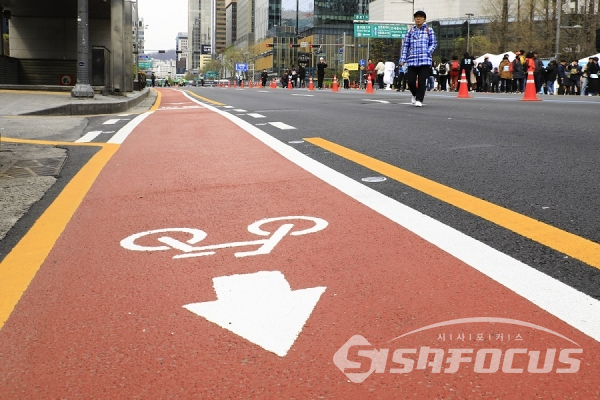 자전거전용차로 구간 표시 . 사진/강종민 기자