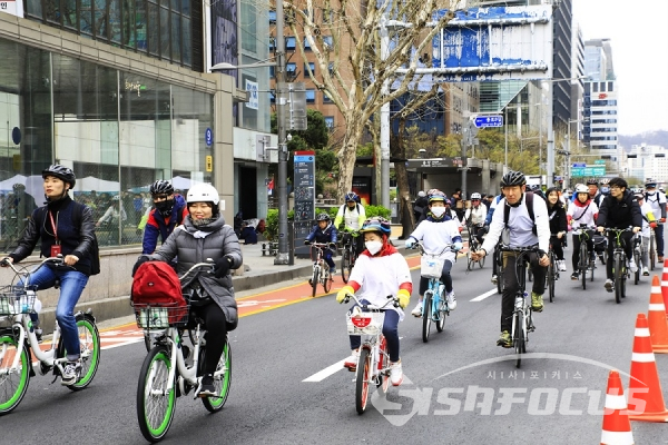 가족단위로 참가 자전거라이딩을 즐기는 시민들. 사진/강종민 기자