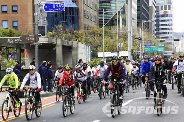 자전거전용차로 개통식 축하 펴레이드 행열. 사진/강종민 기자