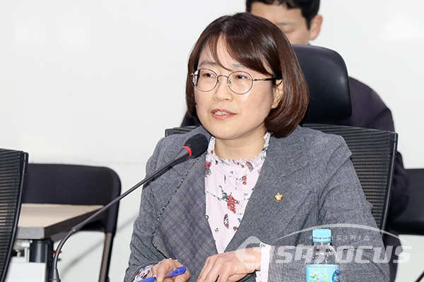 [시사포커스 오훈 기자] 정의당 추혜선 의원이 5일 열린 'KT 지배구조 개선방안 토론회'에서 인사말을 하고 있다.