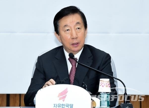 [시사포커스 / 유용준 기자] 김성태 자유한국당 원내대표가 “제일 좋은 권력구조는 내각제”라고 밝혔다.