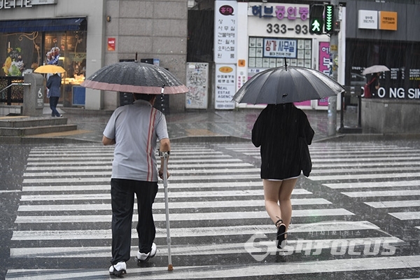 밤 부터 빗방울이 떨어질 수 있으니 우산 챙겨야겠다. 사진/ 시사포커스 DB