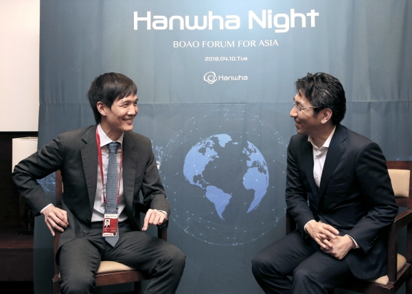한화생명 김동원 상무(사진 왼쪽)가 일본 암호화폐 및 블록체인 관련 기업인 SBI 리플아시아(SBI Ripple Asia)의 타카시 오키타 대표(Takashi OKITA,오른쪽)를 만나 환담을 나누고 있다.  ⓒ한화그룹