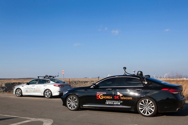 SK텔레콤은 지난 2월 국토교통부 산하 한국교통안전공단과 화성 자율주행 실험도시 ‘K-City(케이-시티)’에서 2대의 5G자율주행차가 교통 정보를 주고받는 ‘협력 운행’을 선보였다.  ⓒSKT
