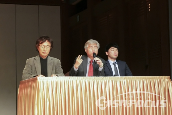 기자 질문에 답변하는 안태경 총감독, 진옥섭 한국문화재재단 이사장(왼쪽부터)