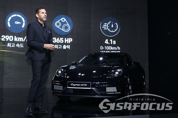 [시사포커스 / 오훈 기자] 마이클 키르쉬 포르쉐코리아 사장이 19일 열린 포르쉐코리아의 신형 '포르쉐 718 GTS' 모델 공식 출시행사에서 인사말을 하고 있다.