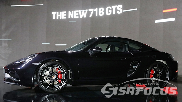 [시사포커스 / 오훈 기자] 포르쉐코리아는 19일 오전 서울 중구 반얀트리 클럽 앤 스파 서울에서 디자인과 스포츠 성능을 강화한 신형 '포르쉐 718 GTS' 모델을 선보이는 공식 출시행사를 열었다.