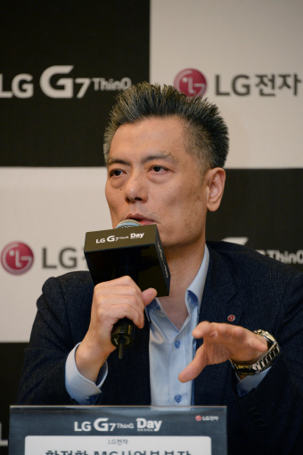 황정환 LG전자 MC사업부 부사장이 LG G7 씽큐 기자회견에서 설명하고 있다.ⓒLG전자